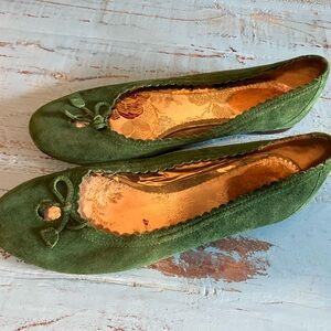 Vero Cuoio Green Suede Ballet Flats with Bow